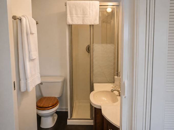 The bathroom at Eagle's Nest Resort.
