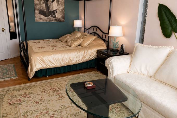 The bed at Eagle's Nest Resort.