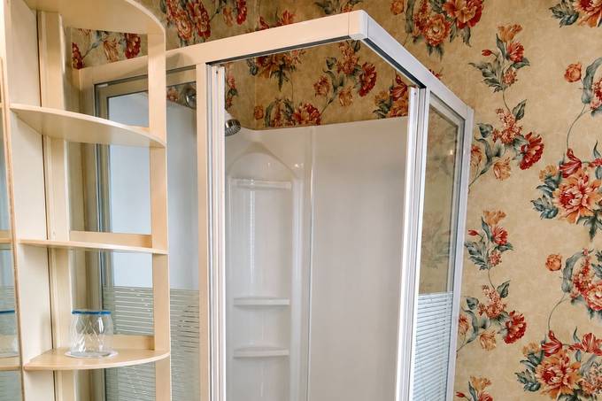 The shower at Eagle's Nest Resort.