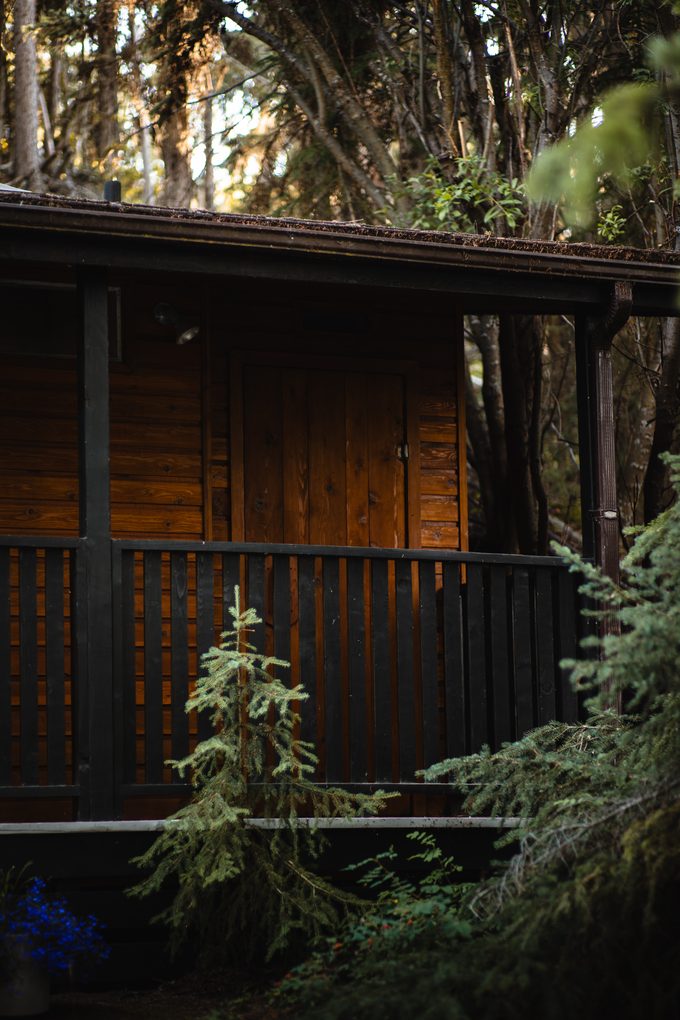 The wash cabin porch at Eagle's Nest Resort.